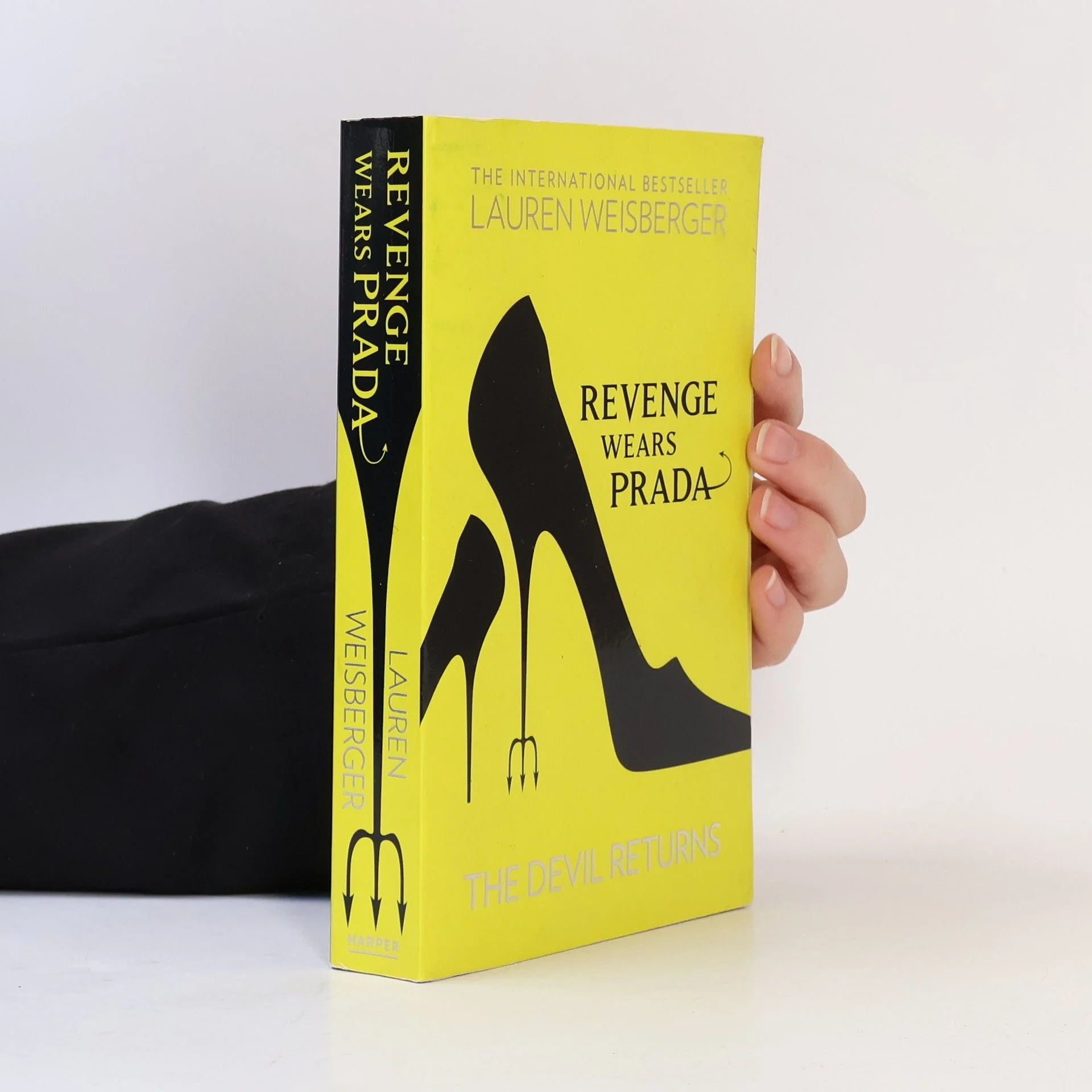 Revenge Wears Prada. The Devil Returns – Lauren Weisberger, Harper, 2013